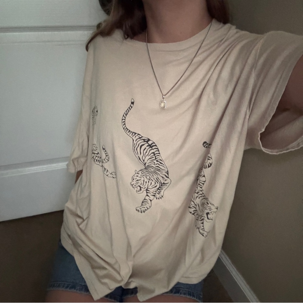 Urban Outfitters Women's Beige Graphic Tee